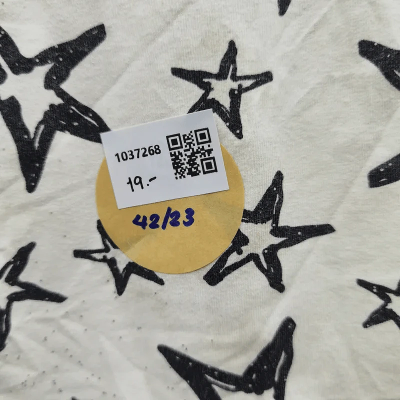 เสื้อยืดแขนสั้น สีขาว ลายดาวกระจายสีดำ อก 42 นิ้ว, ยาว 23 นิ้ว รูปที่ 5