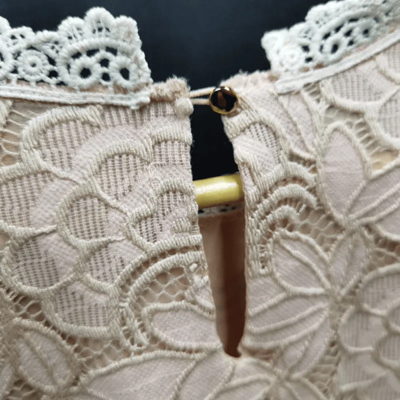 เสื้อแฟชั่น สีครีม ลายลูกไม้ลายดอก อก 40 นิ้ว, ยาว 24 นิ้ว รูปที่ 3