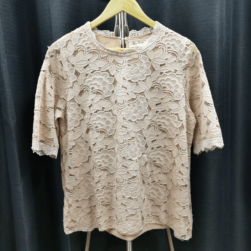 เสื้อแฟชั่น สีครีม ลายลูกไม้ลายดอก อก 40 นิ้ว, ยาว 24 นิ้ว รูปที่ 1