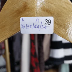 ชุดเดรสสั้น แขนกุด ลายดอกไม้สีน้ำเงิน พื้นเหลือง อก 36 นิ้ว, เอว 32 นิ้ว, สะโพก 44 นิ้ว, ยาว 34 นิ้ว รูปที่ 6