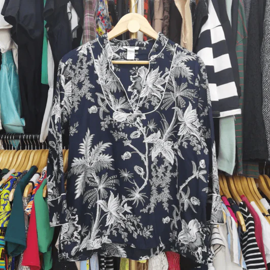 เสื้อแขนยาว สีน้ำเงินเข้ม  ลายดอกไม้ อก 46-48 นิ้ว, ยาว 25 นิ้ว รูปที่ 1