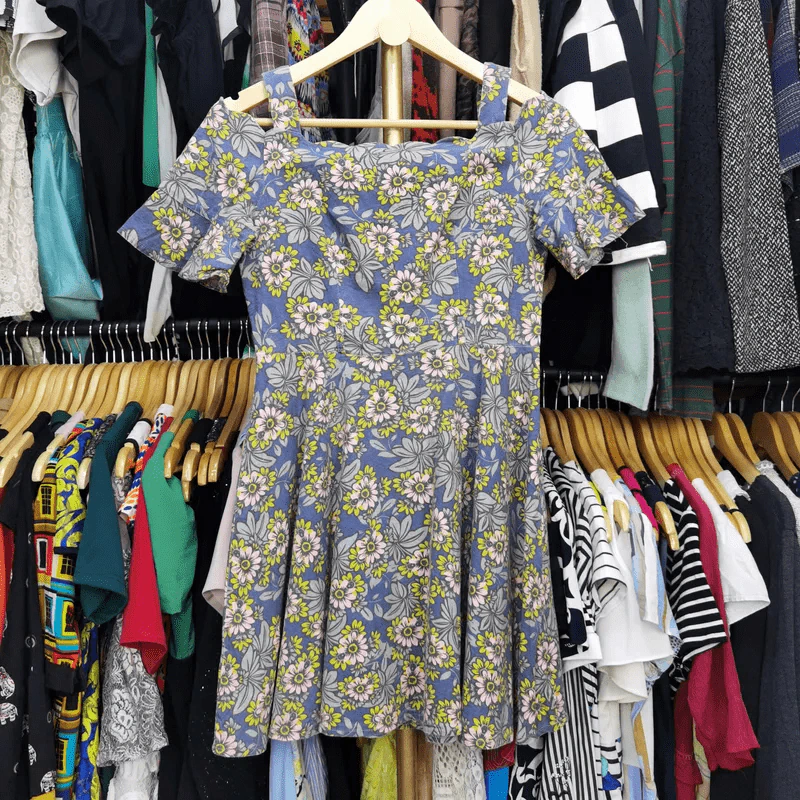ชุดเดรสสั้น โชว์ไหล่ ลายดอกไม้ อก 34 นิ้ว, เอว 30 นิ้ว, สะโพกฟรีไซส์, ยาว 31 นิ้ว รูปที่ 1