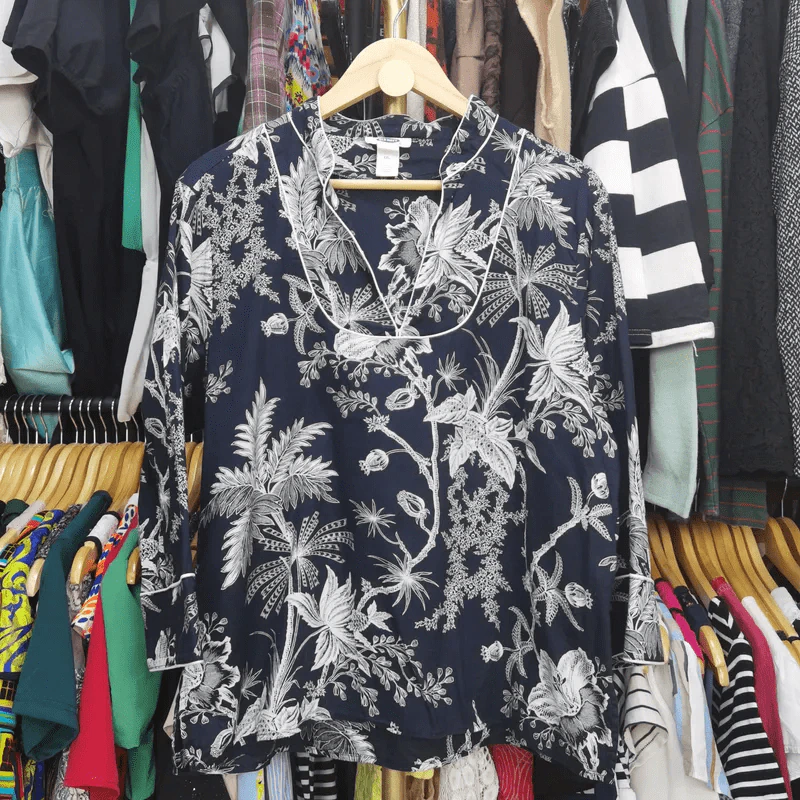 เสื้อแขนยาว สีน้ำเงินเข้ม  ลายดอกไม้ อก 46-48 นิ้ว, ยาว 25 นิ้ว รูปที่ 1