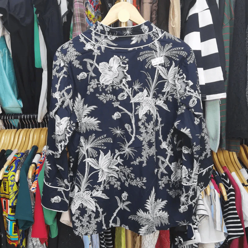 เสื้อแขนยาว สีน้ำเงินเข้ม  ลายดอกไม้ อก 46-48 นิ้ว, ยาว 25 นิ้ว รูปที่ 4