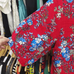 เสื้อแฟชั่น สีแดง ลายดอกไม้สีน้ำเงิน พลัสไซส์ อก 40 นิ้ว, ยาว 20 นิ้ว รูปที่ 3