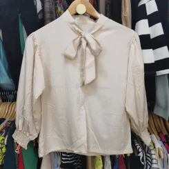 เสื้อเชิ้ตแขนยาว สีครีม คอผูกโชว์ อก 34 นิ้ว, เอว 20 นิ้ว รูปที่ 1