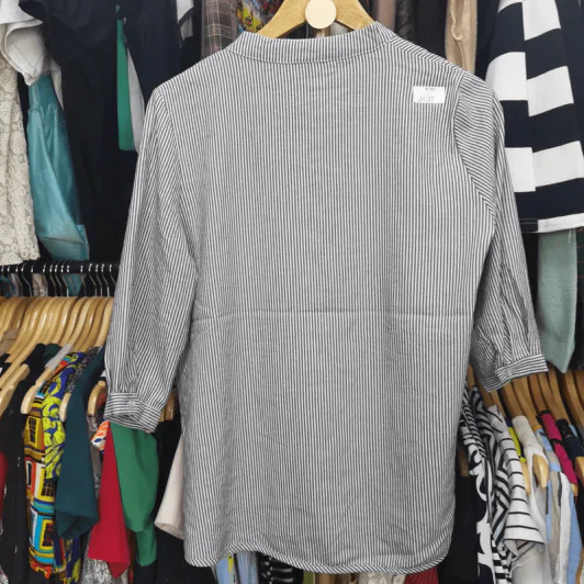 เสื้อลายตรงขาวดำ อก 40 นิ้ว, เอว 25 นิ้ว รูปที่ 4