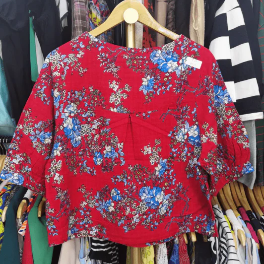 เสื้อแฟชั่น สีแดง ลายดอกไม้สีน้ำเงิน พลัสไซส์ อก 40 นิ้ว, ยาว 20 นิ้ว รูปที่ 4