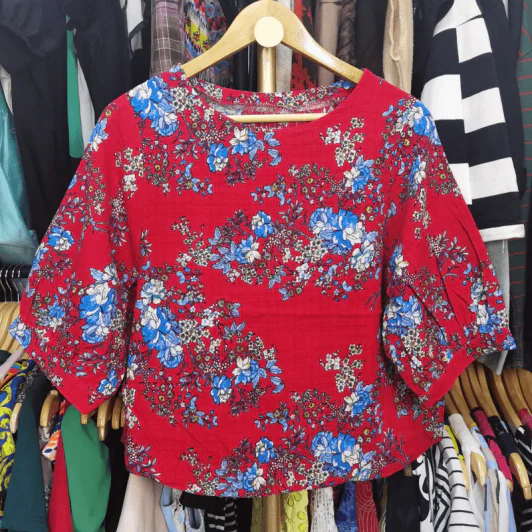 เสื้อแฟชั่น สีแดง ลายดอกไม้สีน้ำเงิน พลัสไซส์ อก 40 นิ้ว, ยาว 20 นิ้ว รูปที่ 1