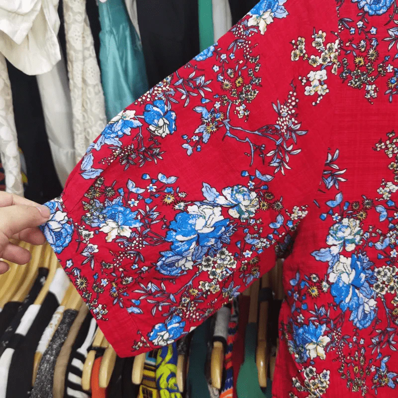 เสื้อแฟชั่น สีแดง ลายดอกไม้สีน้ำเงิน พลัสไซส์ อก 40 นิ้ว, ยาว 20 นิ้ว รูปที่ 3