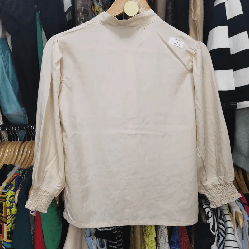 เสื้อเชิ้ตแขนยาว สีครีม คอผูกโชว์ อก 34 นิ้ว, เอว 20 นิ้ว รูปที่ 4