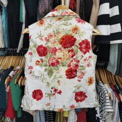 เสื้อเชิ้ตแขนกุด สีขาวลายดอกไม้สีแดง อก 34 นิ้ว, ยาว 20 นิ้ว รูปที่ 3