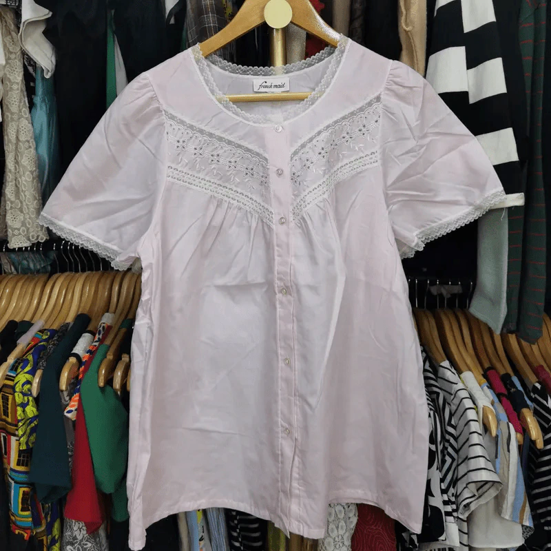 เสื้อเชิ้ตแขนสั้น สีชมพู ประดับลูกไม้ พลัสไซส์ อก 40 นิ้ว, ยาว 25 นิ้ว รูปที่ 1