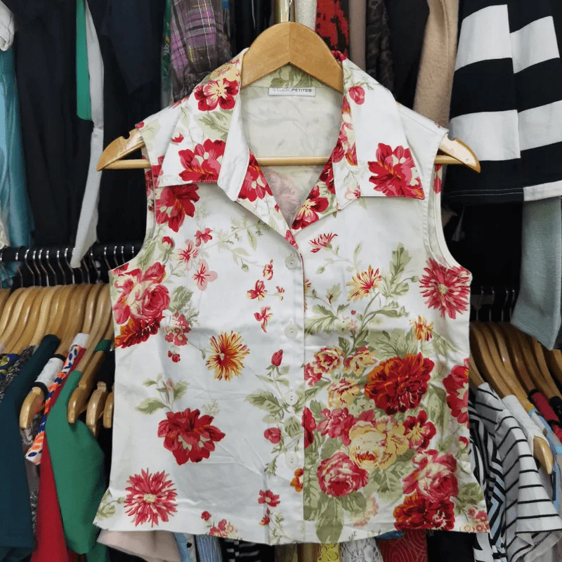 เสื้อเชิ้ตแขนกุด สีขาวลายดอกไม้สีแดง อก 34 นิ้ว, ยาว 20 นิ้ว รูปที่ 1
