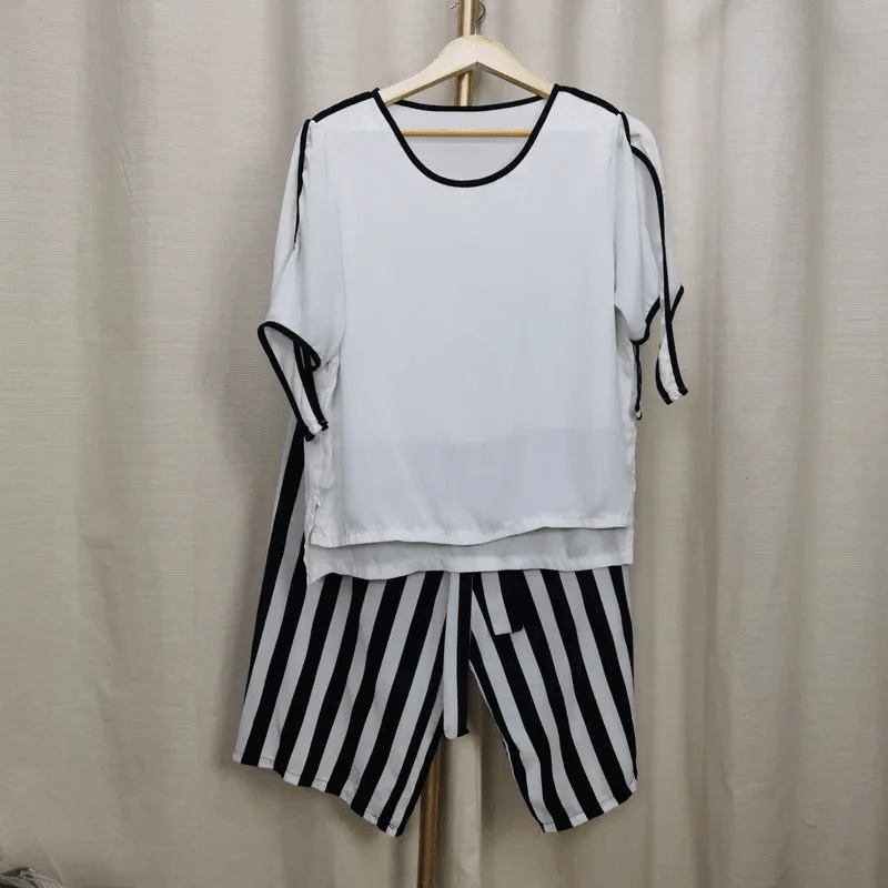 ชุดเสื้อ & กางเกง สีขาว กางเกงลายตรงขาวดำ รูปที่ 1