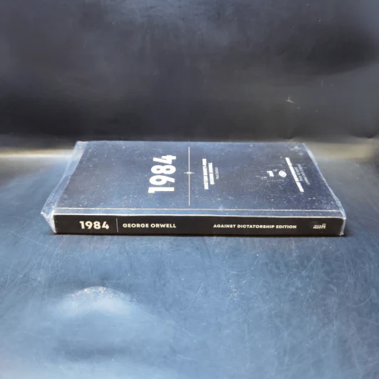 หนึ่ง-เก้า-แปด-สี่ (1984) AGAINST DICTATORSHIP EDITION - จอร์จ ออร์เวลล์ รูปที่ 3