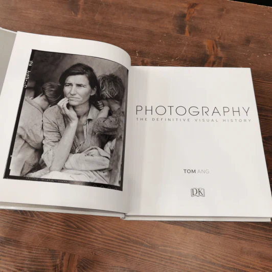 Photography: The Definitive Visual History - Tom Ang รูปที่ 8