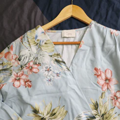 เสื้อแขนยาว สีฟ้า ลายดอกไม้ อก 42 นิ้ว, ยาว 24 นิ้ว รูปที่ 2