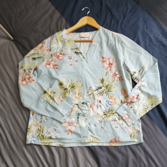 เสื้อแขนยาว สีฟ้า ลายดอกไม้ อก 42 นิ้ว, ยาว 24 นิ้ว รูปที่ 1
