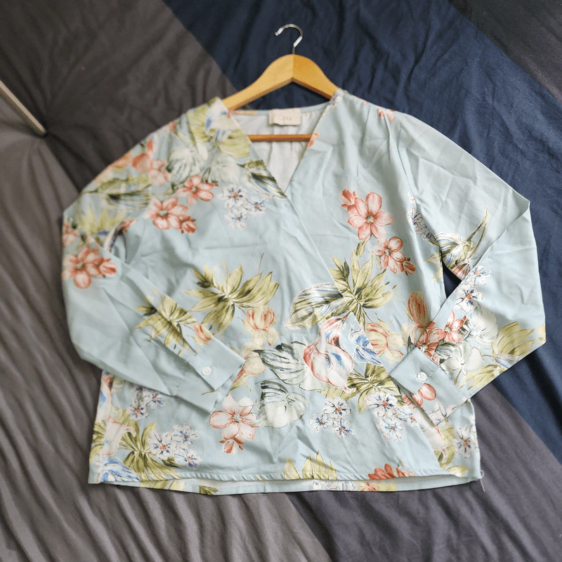 เสื้อแขนยาว สีฟ้า ลายดอกไม้ อก 42 นิ้ว, ยาว 24 นิ้ว รูปที่ 1