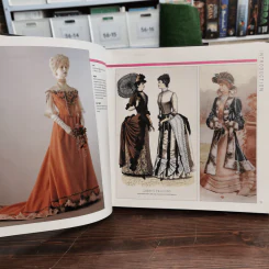 หนังสือ Fashion Source Book - Amy De La Haye รูปที่ 10