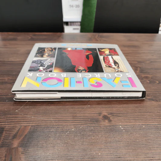 หนังสือ Fashion Source Book - Amy De La Haye รูปที่ 5
