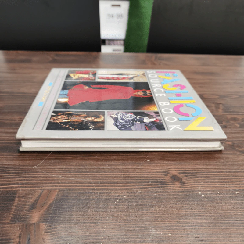 หนังสือ Fashion Source Book - Amy De La Haye รูปที่ 4