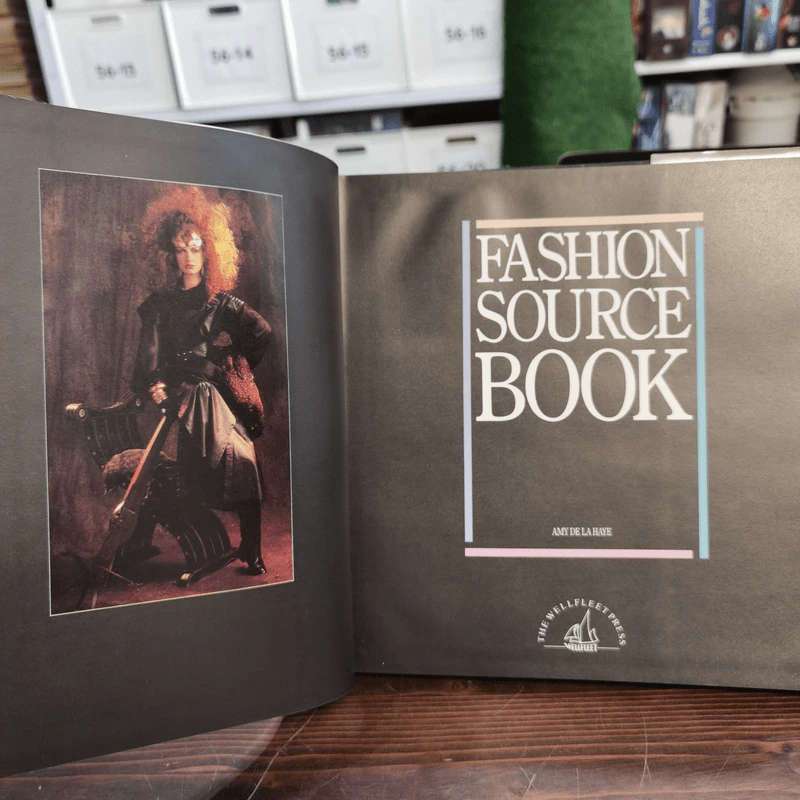 หนังสือ Fashion Source Book - Amy De La Haye รูปที่ 7
