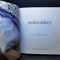 Embroidery : Contemporary and Traditional Crafts รูปที่ 8