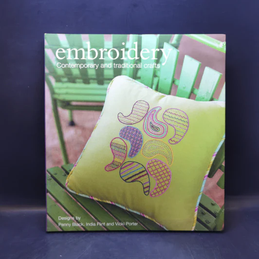 Embroidery : Contemporary and Traditional Crafts รูปที่ 1