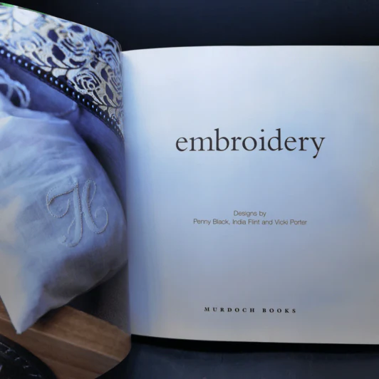 Embroidery : Contemporary and Traditional Crafts รูปที่ 8