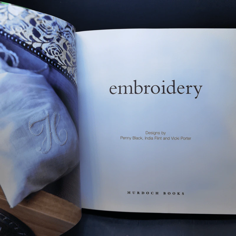 Embroidery : Contemporary and Traditional Crafts รูปที่ 8
