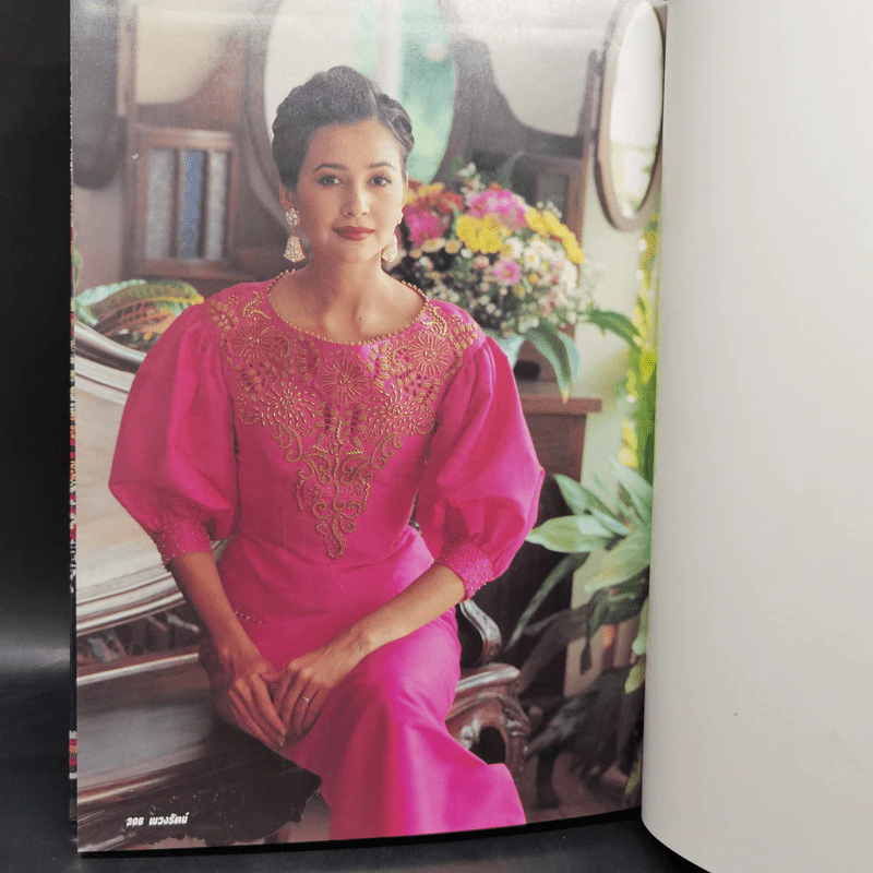 แฟชั่นเดอลุค ฉบับรวมผ้าไทย ผ้าไทยไหมมัดหมี่ รูปที่ 15