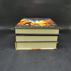 พีระมิดสีเลือด + บัลลังก์แห่งไฟ + ล่าเงาพญางู (ปกแข็ง) - Rick Riordan รูปที่ 3