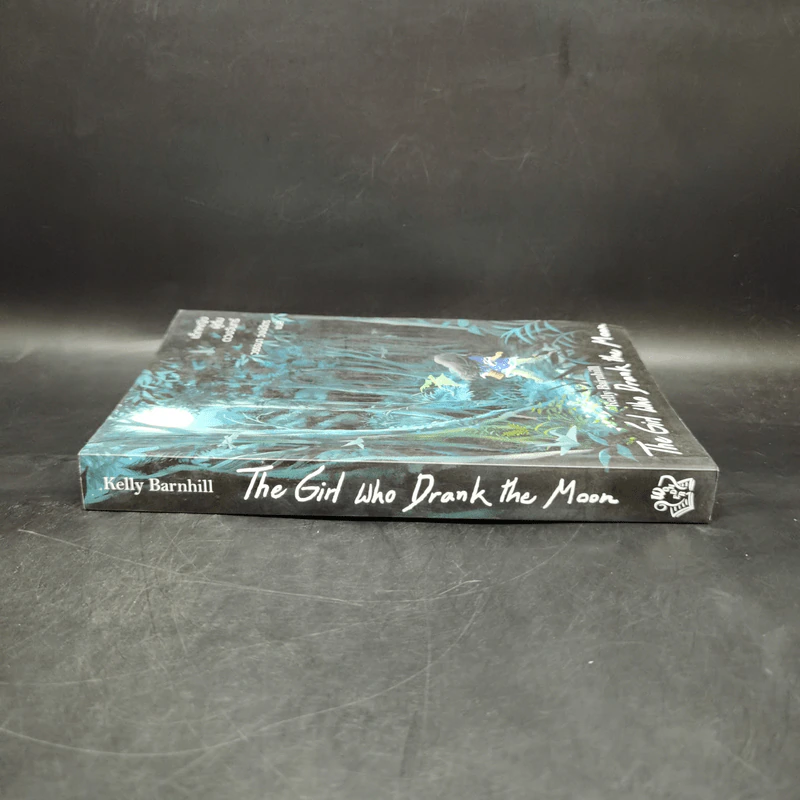 เด็กหญิงผู้ดื่มดวงจันทร์ The Girl Who Drank The Moon - เคลลี่ บาร์นฮิล (Kelly Barnhill) รูปที่ 3