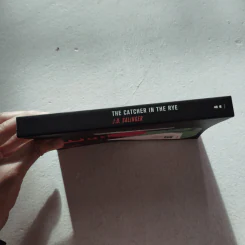 THE CATCHER IN THE RYE จะเป็นผู้คอยรับไว้ไม่ให้ใครร่วงหล่น - เจ.ดี.ซาลินเจอร์ รูปที่ 2