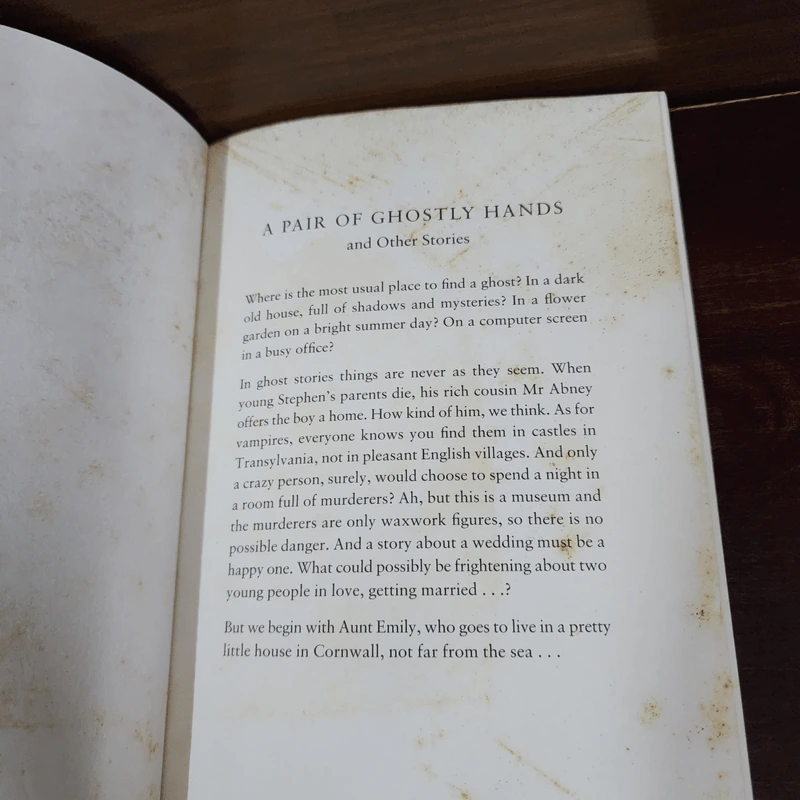 A Pair of Ghostly Hands and Other Stories - Oxford Bookworms Library 3 รูปที่ 7