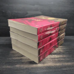 นิยายชุด มาเฟียเลือดมังกร 5 เล่ม ได้แก่ เสือ สิงห์ กระทิง แรด หงส์ - รพัด, ลิซ, ผักบุ้ง, ลิลลี่สีขาว, เรนนี่ รูปที่ 4