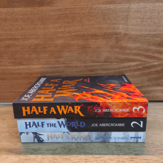 Half a King ครึ่งกษัตริย์ + Half the World ครึ่งพิภพ + Half a War ครึ่งสงคราม - Joe Abercrombie (โจ อเบอร์ครอมบี), กานต์สิริ โรจนสุวรรณ รูปที่ 2
