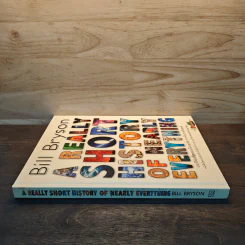A Really Short History of Nearly Everything ประวัติย่อที่สุดของเกือบทุกสิ่ง จากจักรวาลถึงเซลล์ รูปที่ 2