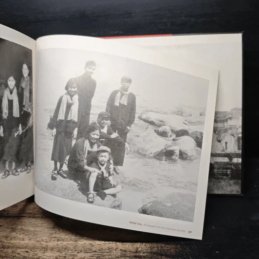 Stilled Lives Photographs from the Cambodian รูปที่ 10