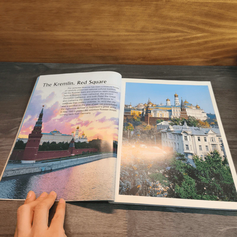 Moscow 160 Colour Illustrations Map of the Kremlin Moscow Map & Metro Guide รูปที่ 6
