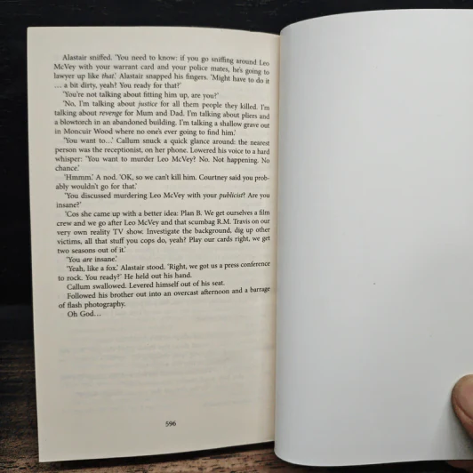 A Dark So Deadly - Stuart MacBride รูปที่ 8
