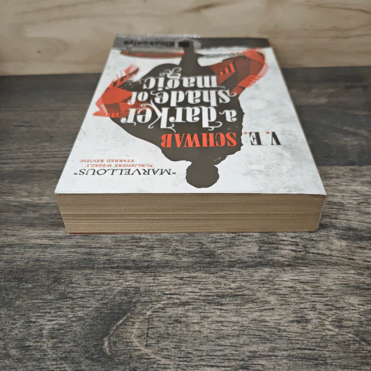 A Darker Shade of Magic - V.E. Schwab รูปที่ 4