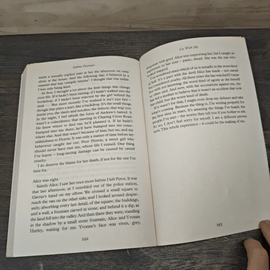 Lie With Me - Sabine Durrant รูปที่ 8