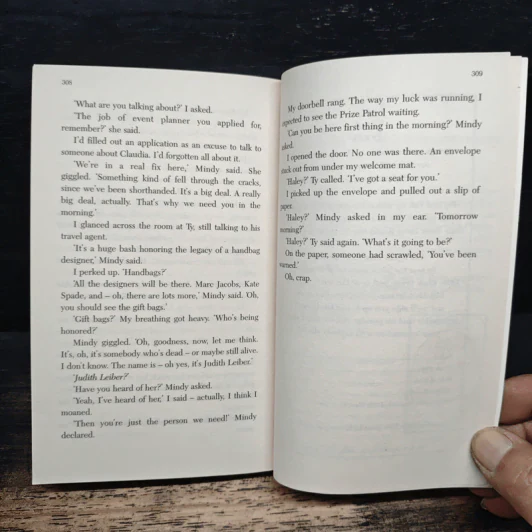 Purses and Poison - Dorothy Howell รูปที่ 8