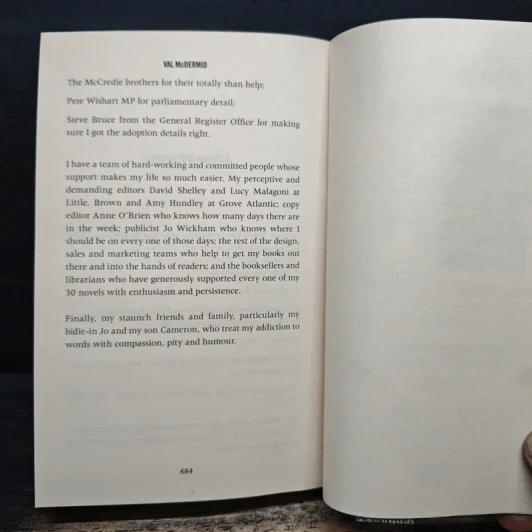 Out of Bounds - Val McDermid รูปที่ 8