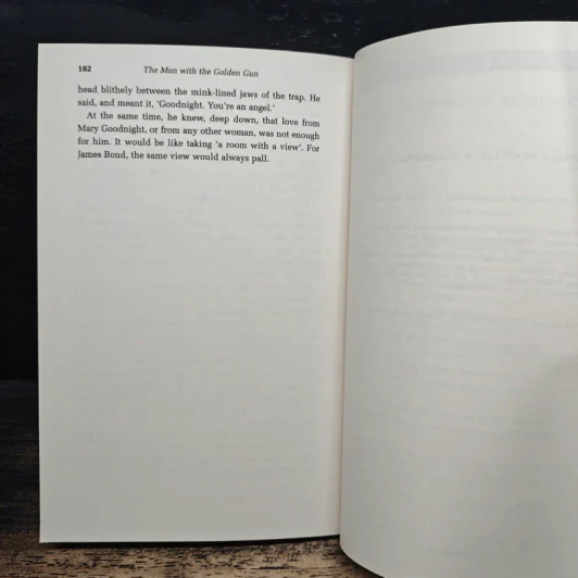 The Man with the Golden Gun - Ian Fleming รูปที่ 8