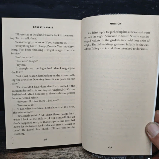 Munich - Robert Harris รูปที่ 9