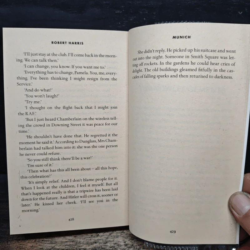 Munich - Robert Harris รูปที่ 9